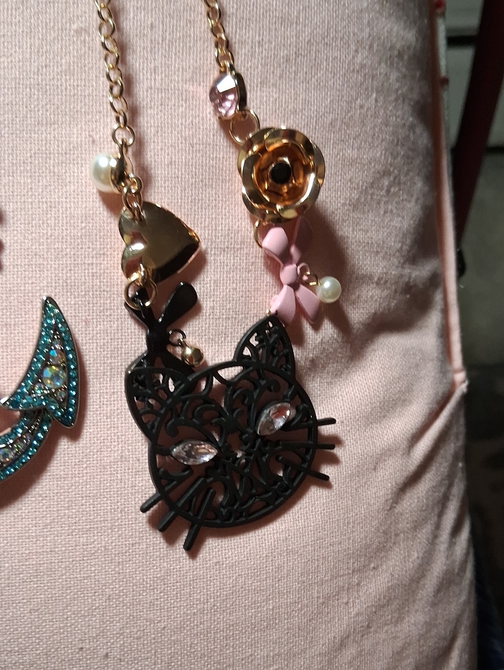 Lot Of BETSY JOHNSON JEWELRY - Picture 5 of 6